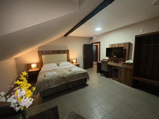 Jp Motel Mali Pariz Bor Kültér fotó